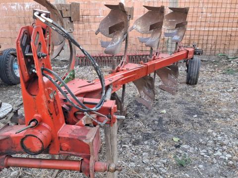 Vogel Noot XMS 1050 4 fejes függesztett váltvaforgató eke új kormánylemezzel Vogel Noot XMS 1050 4 fejes függesztett váltvaforgató eke új kormánylemezzel