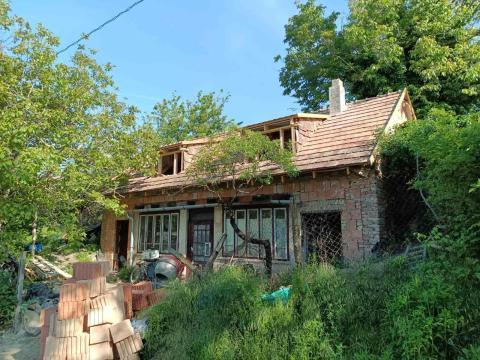 Tata-Baj szőlőhegyen befejezési munkákért kiadó 3,5 szobás lakható présház tetőtér Tata-Baj szőlőhegyen befejezési munkákért kiadó 3,5 szobás lakható présház tetőtér