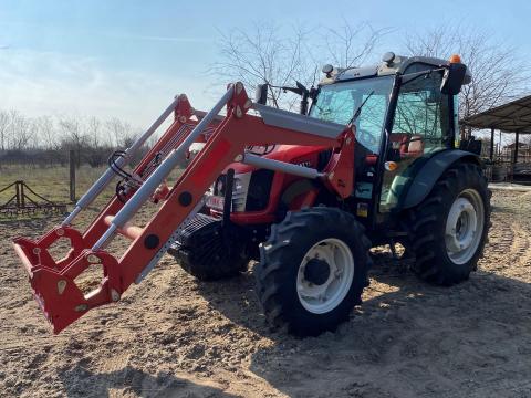 Hattat A90 traktor homlokrakodóval és bálatüskével Hattat A90 traktor homlokrakodóval és bálatüskével