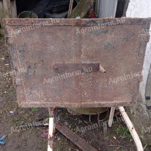 Nyitható öntöttvas ajtó Kiskunfélegyházán