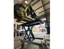 Ollós emelő / Görgősoros emelő / Motoremelő / Ollós emelőkocsi / Emelő asztal