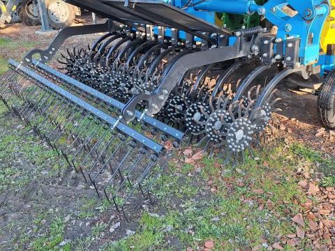 Leták küllős kapa és gyomfésű eladó, újszerű állapotban, 4 méteres munkaszélességgel