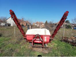 Szántóföldi függesztett permetező 21 m-es karral, 800 l-es tartállyal