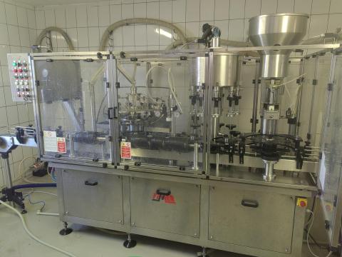 Fimer töltő-palackozó gép és Bertolaso csavarzáró gép