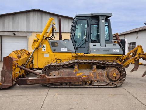 Komatsu D65E lánctalpas dózer talajmaróval