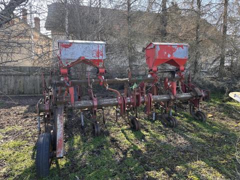 Eladó jó állapotú 6 soros összecsukható sorközművelő műtrágyaszóró adagolóval Eladó jó állapotú 6 soros összecsukható sorközművelő műtrágyaszóró adagolóval