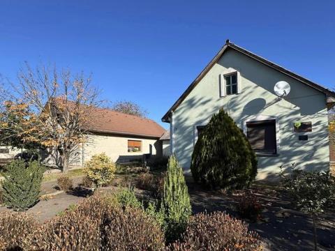 Napelem rendszerrel ellátott tanyakomplexum