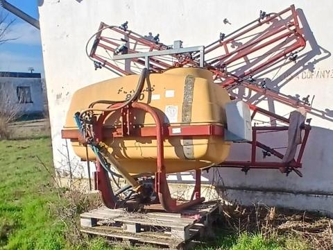 Forrás 800 függesztett permetező eladó Forrás 800 függesztett permetező eladó