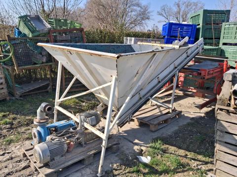 1000 kg-os fogadó garat eladó + konténer billentő eladó Szlovákiában