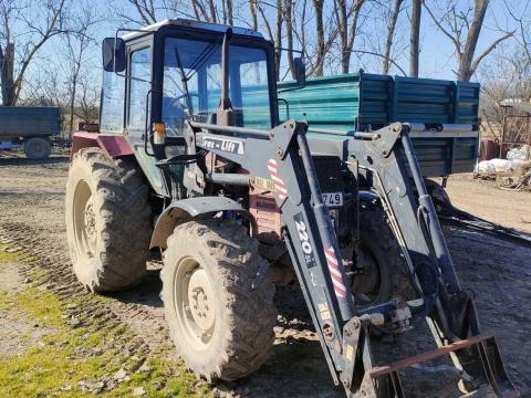 MTZ 820.2 homlokrakodóval eladó
