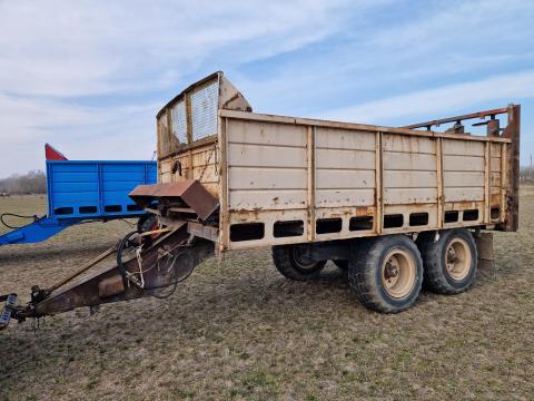 Fortschritt T-088 trágyaszóró piros rendszámmal