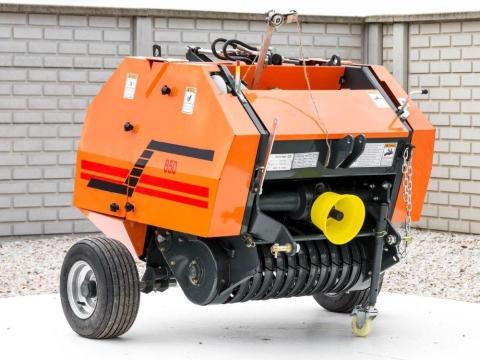 Komondor RKB-850N kompakt hálós kötözésű körbálázó készleten Komondor RKB-850N kompakt hálós kötözésű körbálázó készleten