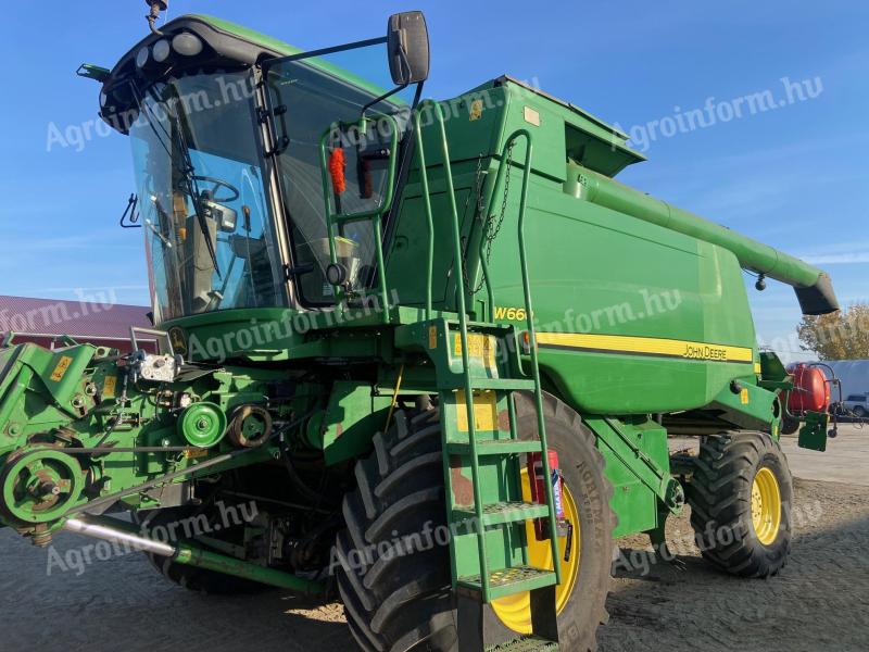 John Deere W660 kombájn gabonaasztallal, repcetoldattal, napraforgó adapterrel