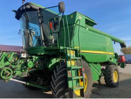 John Deere W660 kombájn,  gabonaasztallal,  repcetoldattal,  napraforgó adapterrel