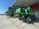 John Deere W660 kombájn gabonaasztallal, repcetoldattal, napraforgó adapterrel