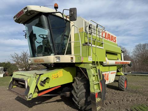CLAAS 204 kombájn Mega C510-as asztallal és szállítókocsival