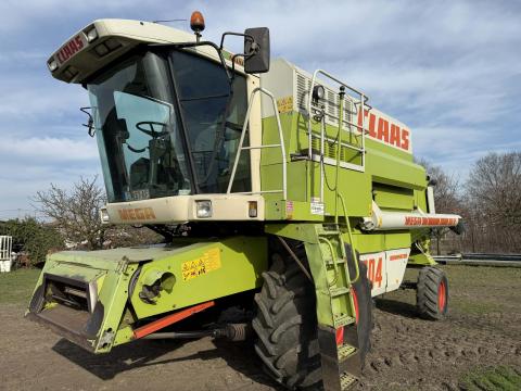 CLAAS 204 kombájn Mega C510-es asztallal és szállító kocsival