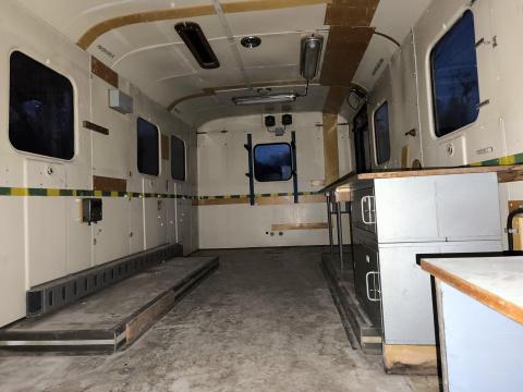 Kályhás, fűthető téli-nyári menedékház, bódé, konténer felépítmény, termény-, szerszám-, eszköz tároló, katonai honvédségi