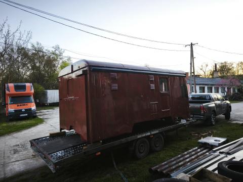 Téli-nyári menedékház, legénységi pihenőágyas bódé, konténer felépítmény, termény-, szerszám-, eszköztároló, katonai honvédségi