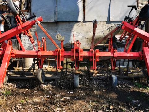 Sorközművelő kultivátor, V-kapás