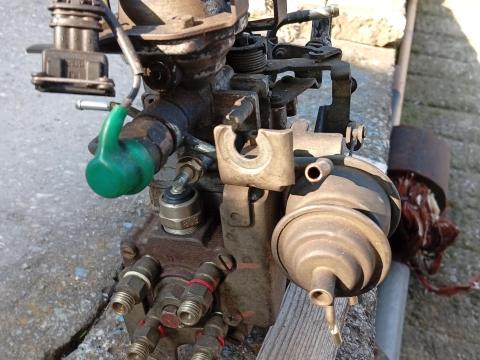 Mazda B2500 hátfal, adagoló, önindító, 4 db felni gumi Mazda B2500 hátfal, adagoló, önindító, 4 db felni gumi