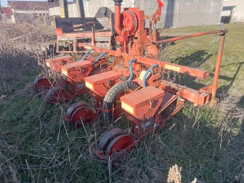 Becker Aeromat szemenkénti kukorica vetőgép 4 soros Becker Aeromat szemenkénti kukorica vetőgép 4 soros