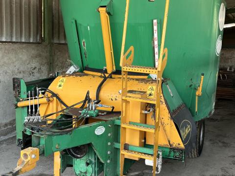 Italmix Easy 11 m³-es vontatott etetőkocsi eladó családi gazdaságból Italmix Easy 11 m³-es vontatott etetőkocsi eladó családi gazdaságból