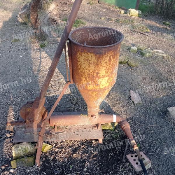 Kézi hajtású retro tömőgép Kiskunfélegyházán – felújításra