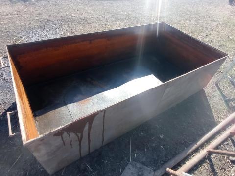 Fémtartály (2x1x0,5 m) Kiskunfélegyházán gabonatárolásra, mészoldásra