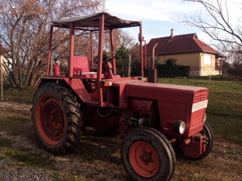 T25 A03 kistraktor eladó új gumikkal, kevés üzemórával