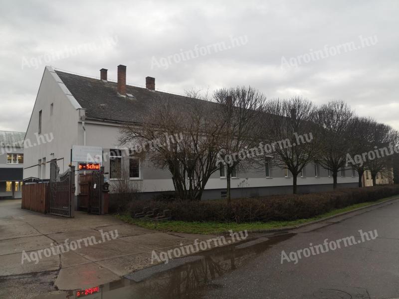 Gyomaendrőd, Szabadság tér – Ipari csarnok és panzió vízparti kapcsolattal