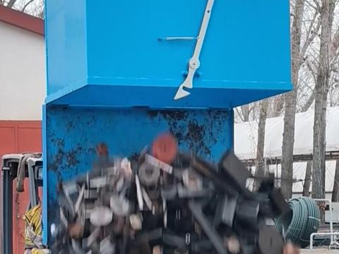 Alsó ürítésű, targoncával mozgatható láda