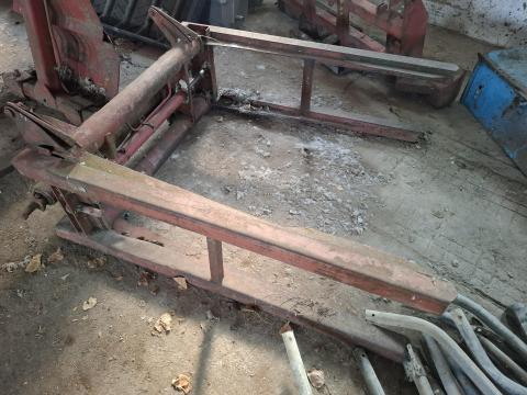 Hidraulikus bálafogó - 150 cm átmérőjű körbála megfogására is alkalmas Hidraulikus bálafogó - 150 cm átmérőjű körbála megfogására is alkalmas