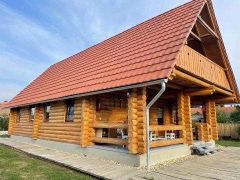 205 m² rönkház + 1,2 hektár bekerített telephely ipari árammal – kamionos bejárás,  csendes utca,  turizmusra vagy vállalkozásra