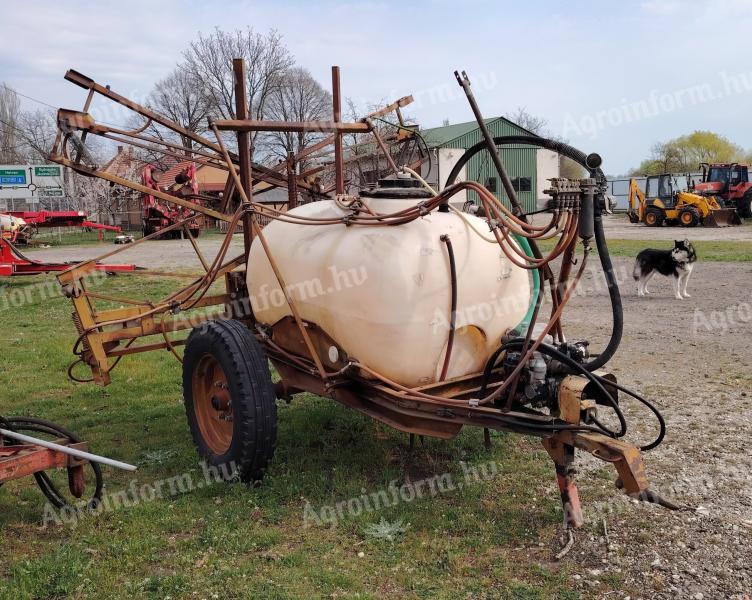 Vontatott 1000 literes vegyszerező 12 méteres szórókerettel