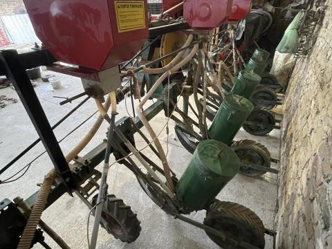 SPC-6 vetőgép mikrogranulátum-szóróval, vetésellenőrzővel és METALWOLF 5,2 m-es gyűrűshenger SPC-6 vetőgép mikrogranulátum-szóróval, vetésellenőrzővel és METALWOLF 5,2 m-es gyűrűshenger