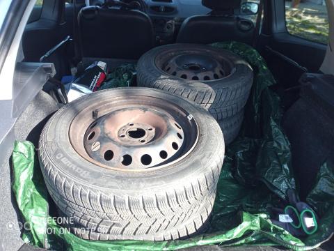 Renault Clio használt lemezfelni téli gumival eladó