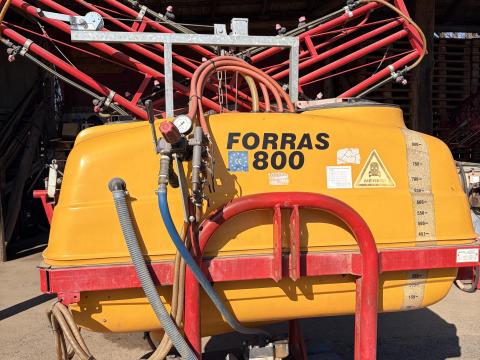 Eladó 800 l függesztett permetező 15 m kerettel