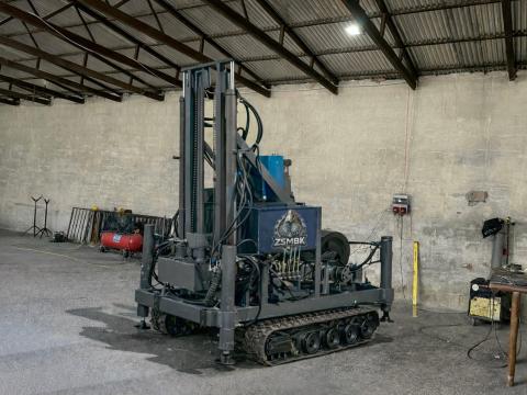 Kútfúró, kútfúrógép – utánfutós kivitel elektromos és hidraulikus megoldásokkal Kútfúró, kútfúrógép – utánfutós kivitel elektromos és hidraulikus megoldásokkal