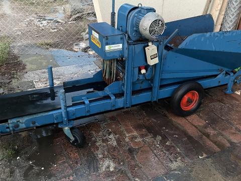 Tápkocka nyomó és vetőgép