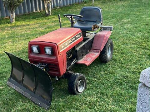 NovoSuper kistraktor pótkocsival (utánfutóval) és hótoló lappal NovoSuper kistraktor pótkocsival (utánfutóval) és hótoló lappal