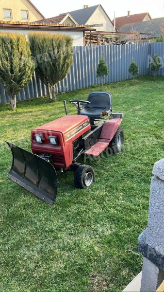 NovoSuper kistraktor pótkocsival (utánfutóval) és hótoló lappal