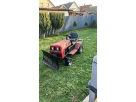 NovoSuper kistraktor pótkocsival (utánfutóval) és hótoló lappal