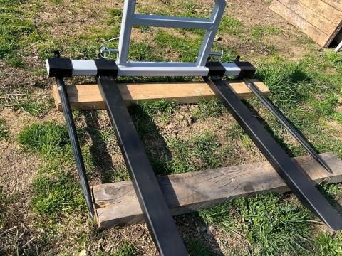 Eladó Kistraktor raklap és bálavilla! (Yanmar, Iseki, Kubota, TZ4K) Eladó Kistraktor raklap és bálavilla! (Yanmar, Iseki, Kubota, TZ4K)