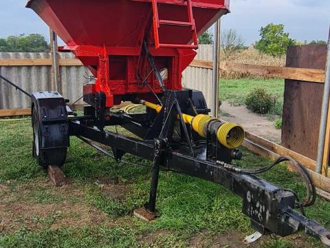 Két tárcsás vontatott műtrágyaszoró eladó