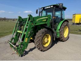 John Deere 5080M traktor John Deere homlokrakodóval