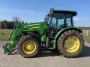 John Deere 5080M traktor John Deere homlokrakodóval