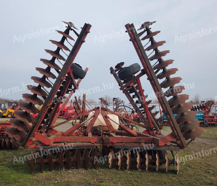 IH 9,8 méteres tárcsa újszerű tárcsalapokkal