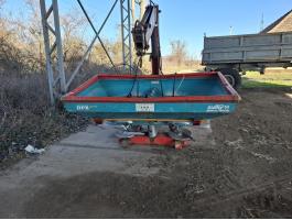 Műtrágyaszóró rakodó daruval eladó