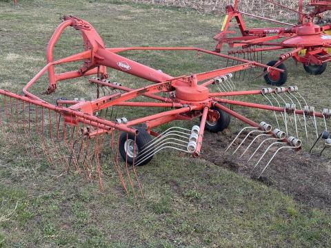 KUHN függesztett rendképző, rendkezelő, rendsodró